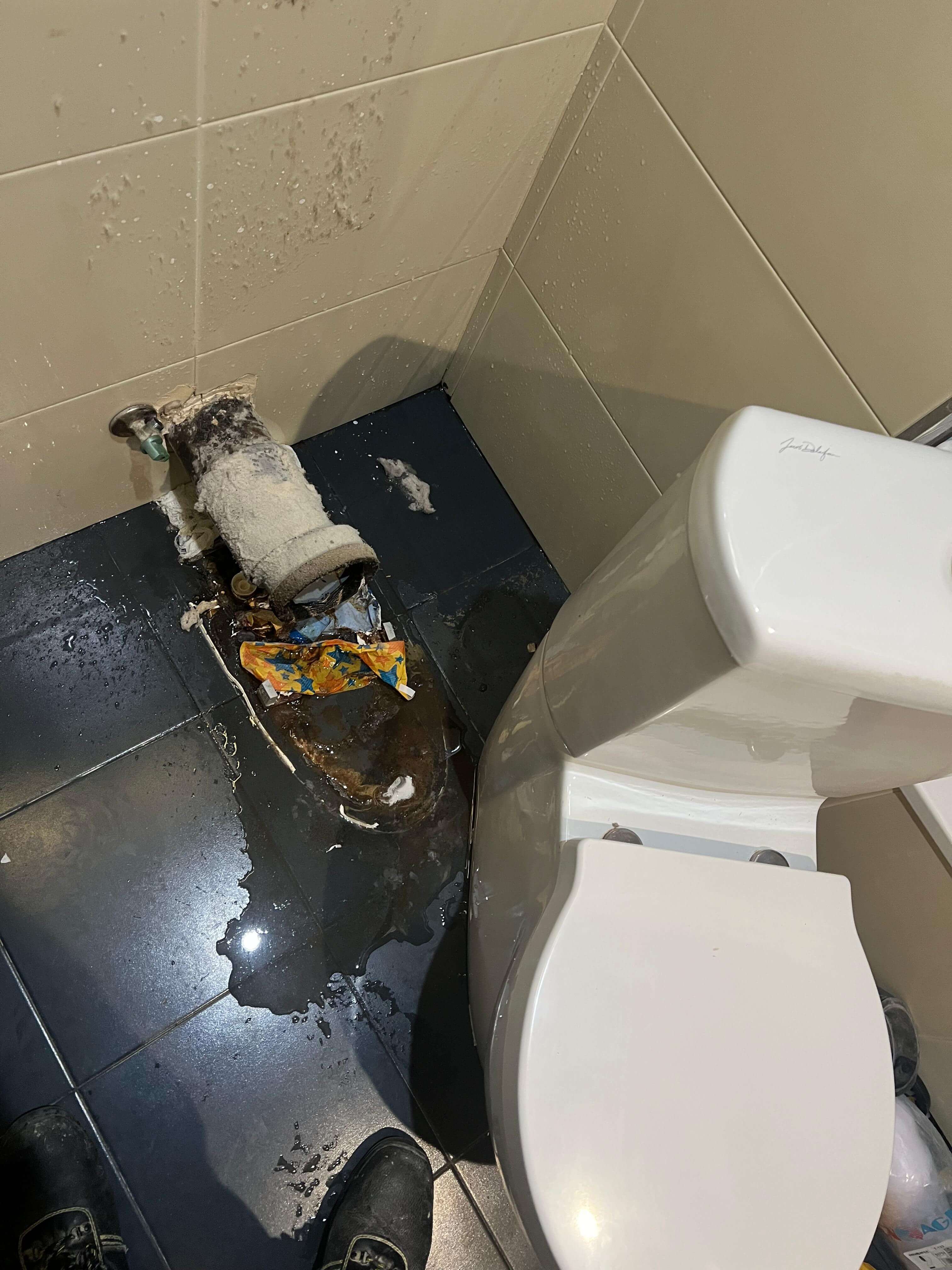 Inodoro con fuga de agua antes de la reparación